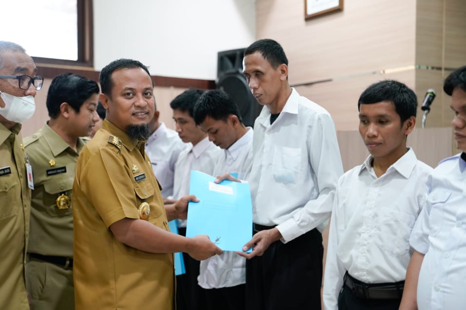 12 orang Disabilitas menerima SK Non-ASN Pemprov Sulsel oleh Gubernur Sulawesi Selatan, Andi Sudirman Sulaiman.