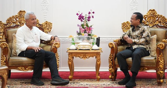 Gubernur Sulawesi Selatan, Andi Sudirman Sulaiman menyambut Gubernur Jawa Tengah, Ganjar Pranowo.