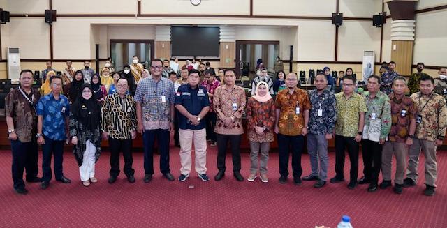 Kementerian Perhubungan (Menhub) Republik Indonesia (RI) bersama Pemerintah Provinsi (Pemprov) Sulawesi Selatan (Sulsel) garap 9 pelabuhan pengumpan yang beroperasi di 24 kabupaten kota se-Sulsel.