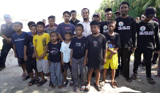 Masyarakat Desa Pulau Persatuan, Pulau Kanalo 2, Kecamatan Pulau Sembilan, Kabupaten Sinjai menyambut hangat kunjungan Gubernur Sulsel Andi Sudirman Sulaiman, Minggu 23 Oktober 2022.