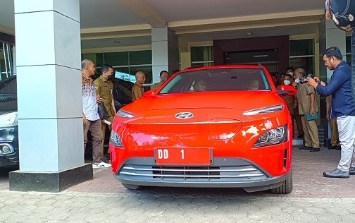 Gubernur Sulawesi Selatan Andi Sudirman Sulaiman terlihat mengendarai mobil listrik dalam menjalankan aktivitasnya, Senin (3/10/2022).