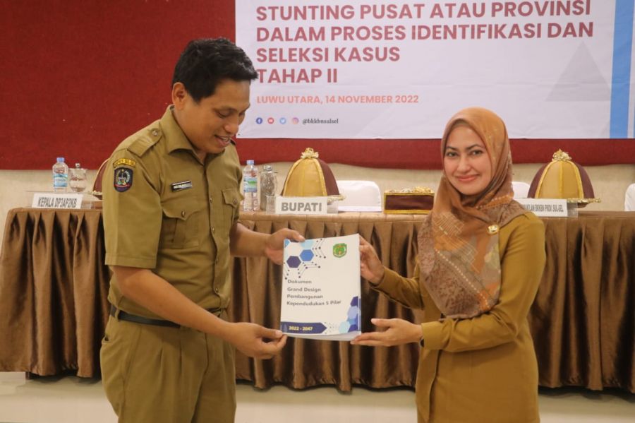 Dokumen Grand Design Pembangunan Kependudukan 2022 – 2047 Resmi Diserahkan ke Bupati Luwu Utara