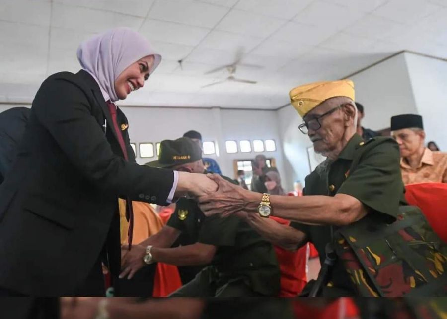 Bupati Indah Putri Indriani akan membebaskan Pajak Bumi dan Bangunan (PBB) satu rumah anggota Legiun Veteran Republik Indonesia (LVRI).