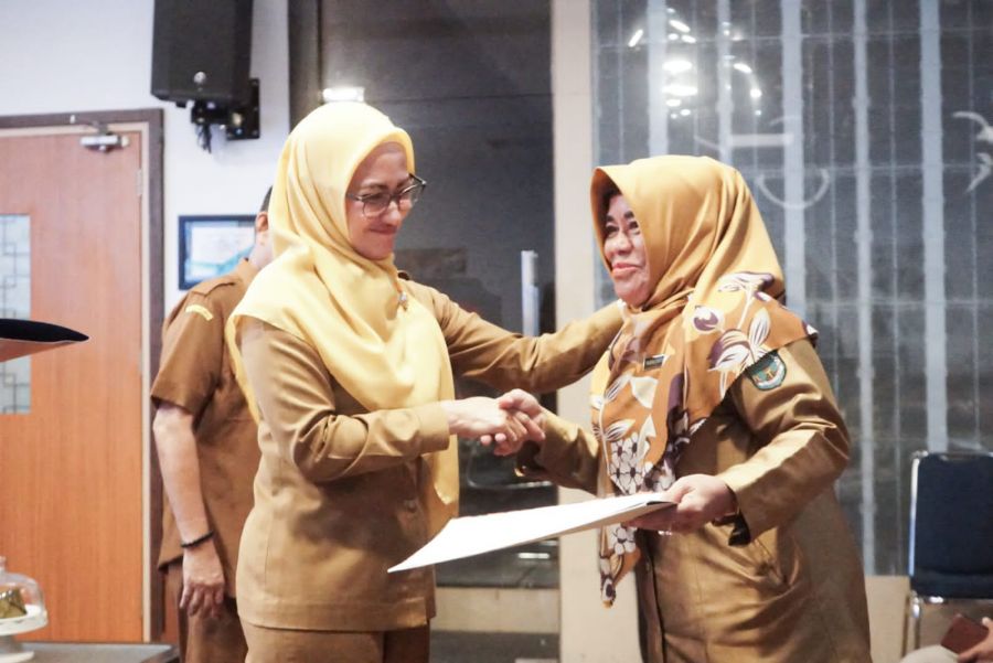 Sembilan Pegawai Negeri Sipil (PNS) Luwu Utara menerima SK Pensiun.