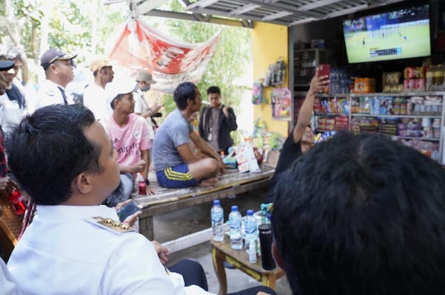 Gubernur Sulawesi Selatan, Andi Sudirman Sulaiman pada saat meresmikan pengoperasian listrik 24 jam di Pulau Lae-Lae, Kecamatan Ujung Pandang, Kota Makassar, juga menyambangi masyarakat dengan berkeleliling pulau.