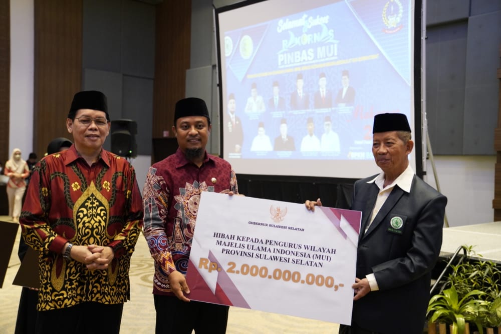 Total Rp 3 Miliar Hibah Diserahkan Gubernur ke Pengurus MUI Sulsel dan BAZNAS Sulsel di Rakornas PINBAS MUI
