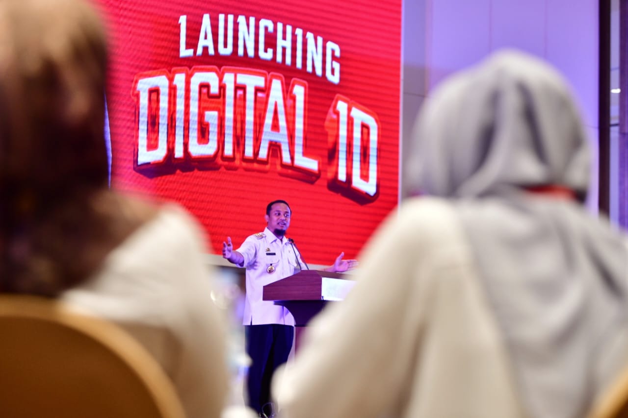 Gubernur Sulawesi Selatan Andi Sudirman Sulaiman, meluncurkan aplikasi Identitas Kependudukan Digital (IKD atau Digital ID)