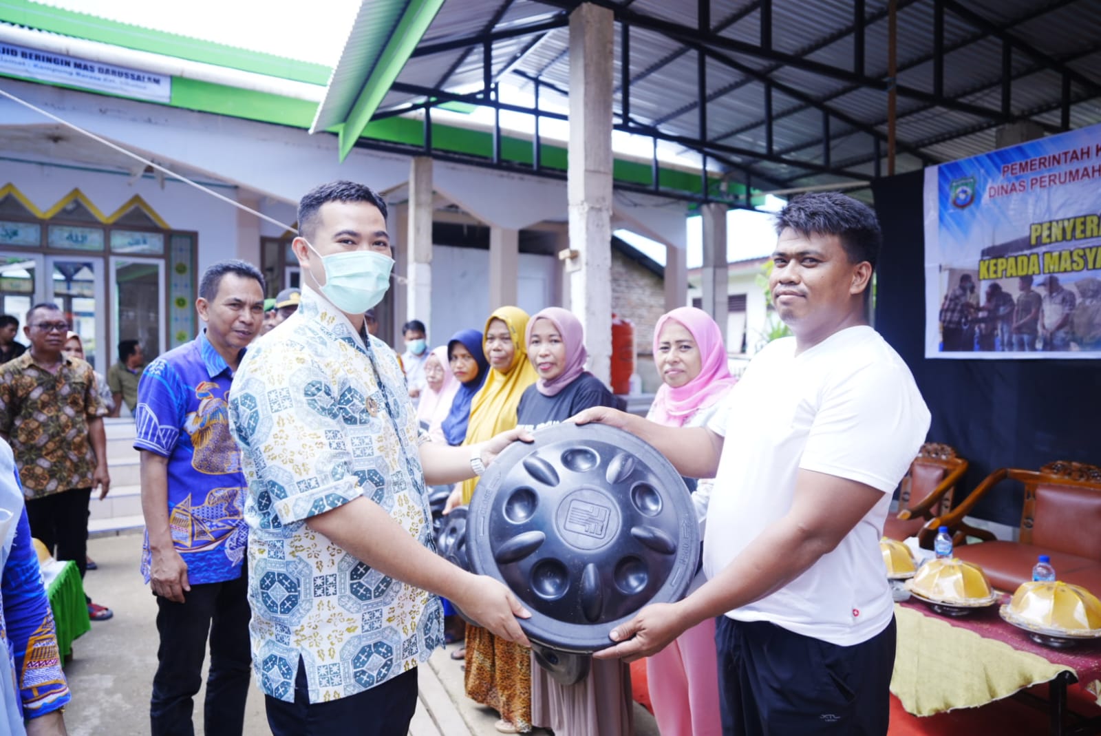 Bupati Pangkep Muhammad Yusran Lalogau (MYL) membagikan bantuan bak air untuk warga Kelurahan Sibatua dan Kelurahan Anrongappaka