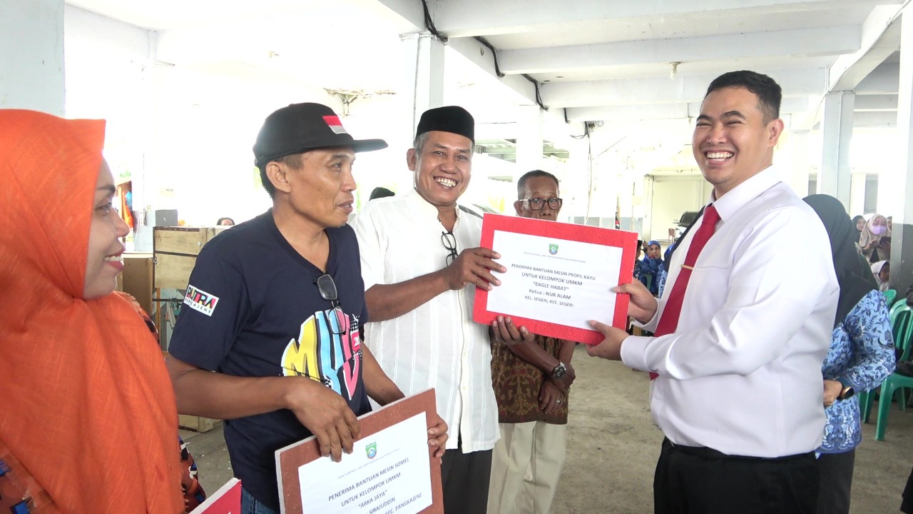 Bupati MYL Bagikan Bantuan Peralatan ke 281 Kelompok IKM dan UMKM
