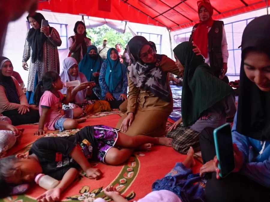 Banjir di Malangke Barat, Bupati Indah Putri Antar Langsung Bantuan Korban Banjir