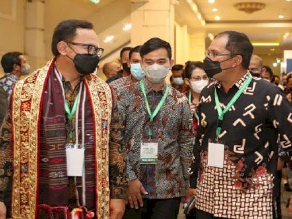 Wali Kota Makassar Moh Ramdhan ‘Danny’ Pomanto bersama Wali Kota Solo Gibran Rakabuming menerima apresiasi dari Komisi Penyiaran Indonesia (KPI).