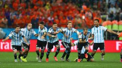 Argentina melaju ke semifinal menghadapi kroasia setelah sukses menyingkirkan Belanda lewat adu penalti