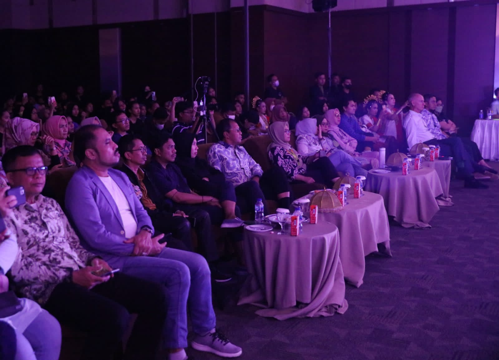 Wali Kota Makassar Moh. Ramdhan “Danny” Pomanto terpukau menyaksikan penampilan Battery Dance Company saat pentas di Saoraja Ballroom Wisma Kalla, Sabtu 3 desember 2022.