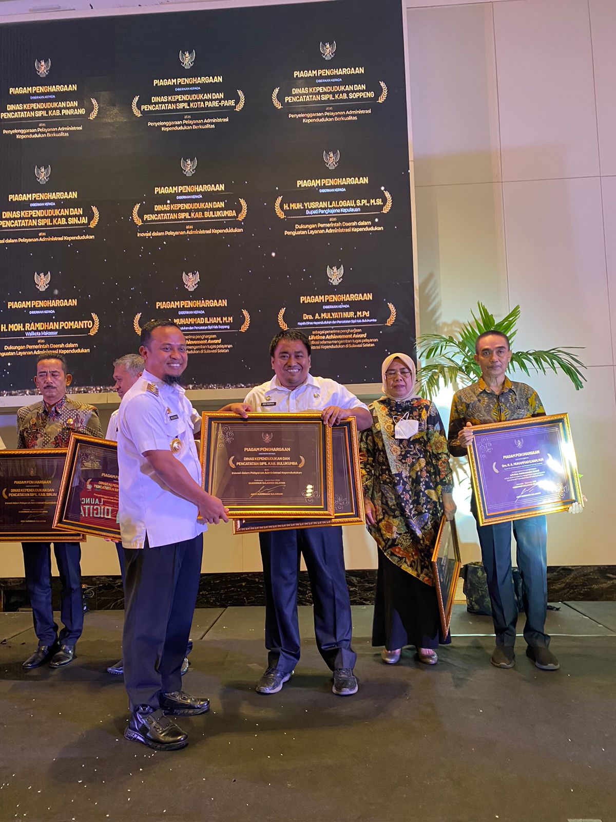 Kabupaten Bulukumba menerima 3 penghargaan sekaligus dari Gubernur Sulawesi Selatan.