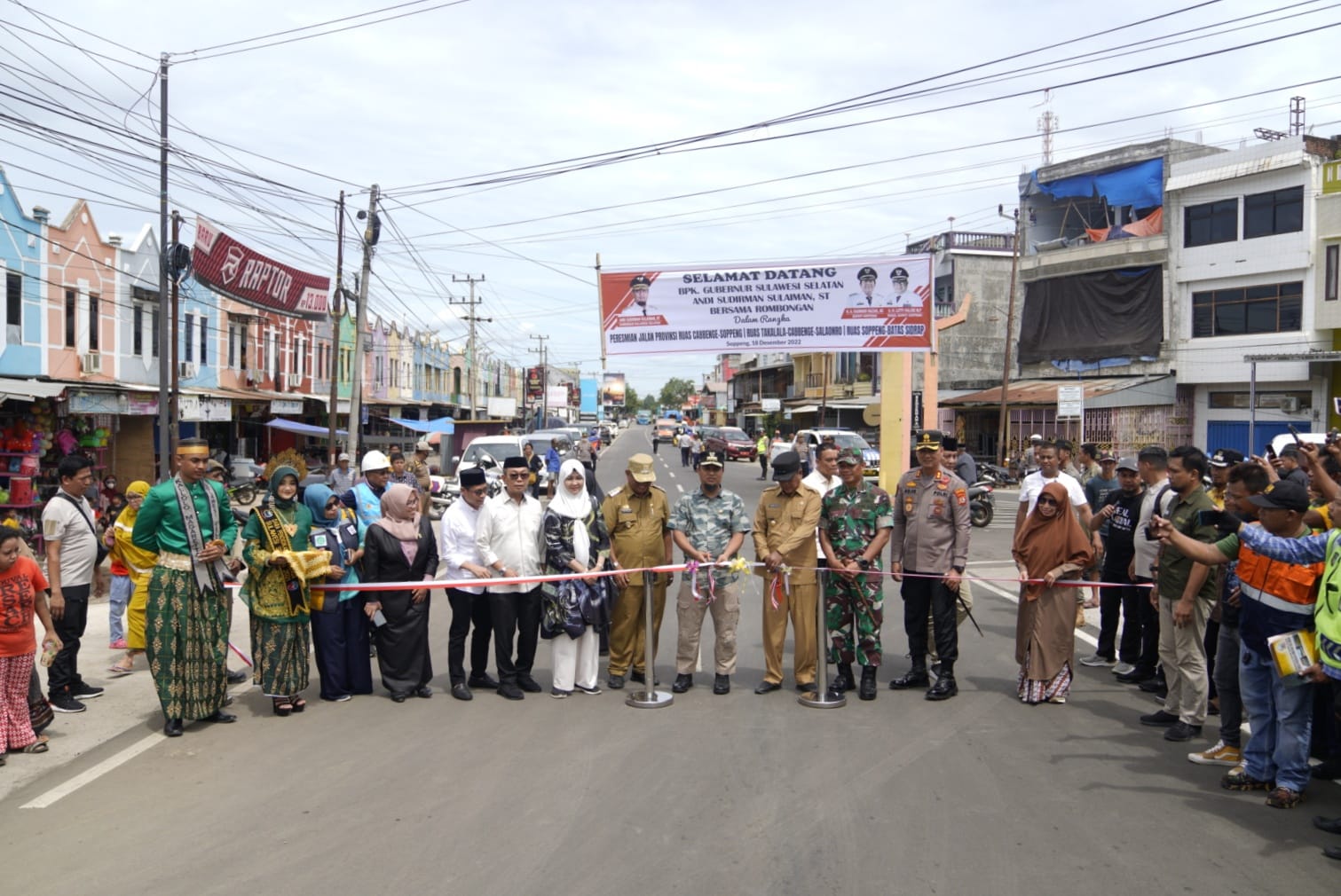 Gubernur Sulawesi Selatan, Andi Sudirman Sulaiman meresmikan dua paket penanganan ruas jalan Provinsi di Kabupaten Soppeng.