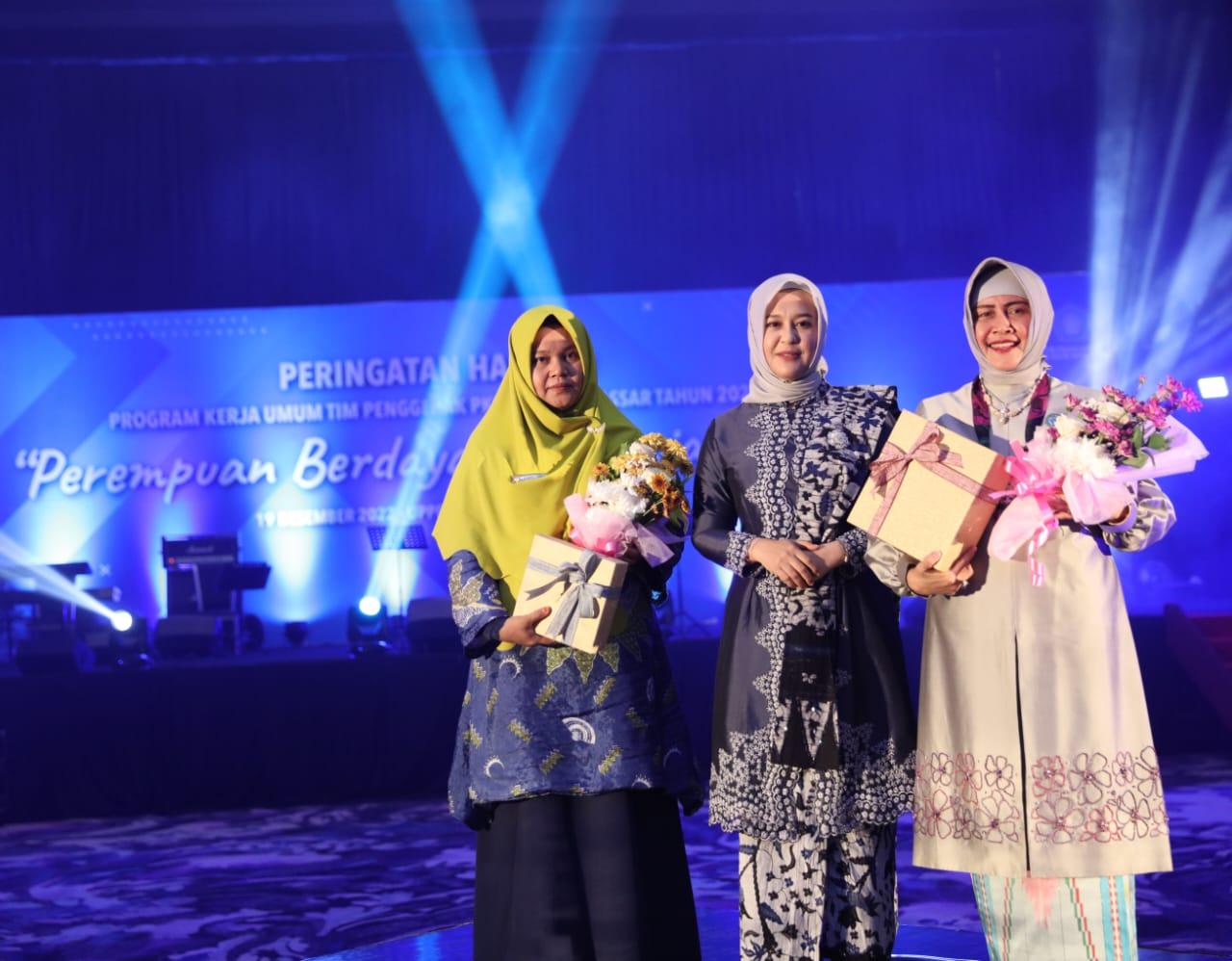 TP PKK Kota Makassar Serahkan Bantuan Bagi Anak Stunting