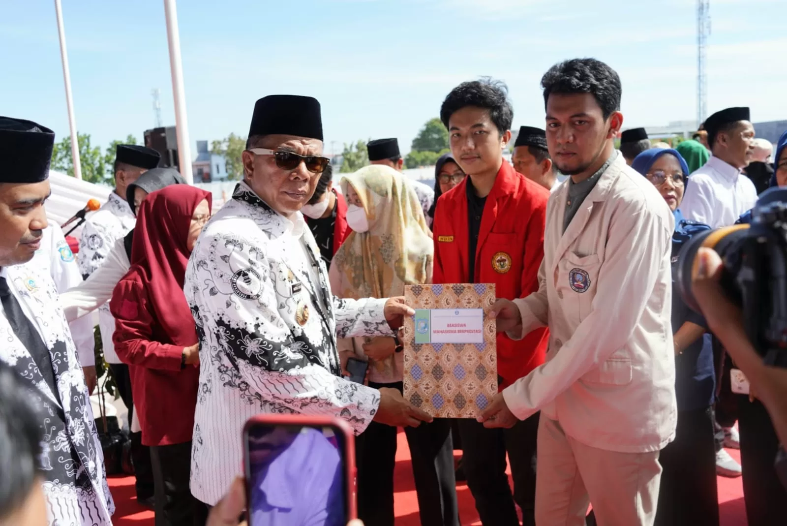 Hari Guru Nasional, Pemkab Bulukumba beri Kado Beasiswa Berprestasi ke 97 Mahasiswa