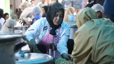 Fatmawati Rusdi Turun Langsung Ke Pengungsian, Masak Makanan Untuk Korban Banjir