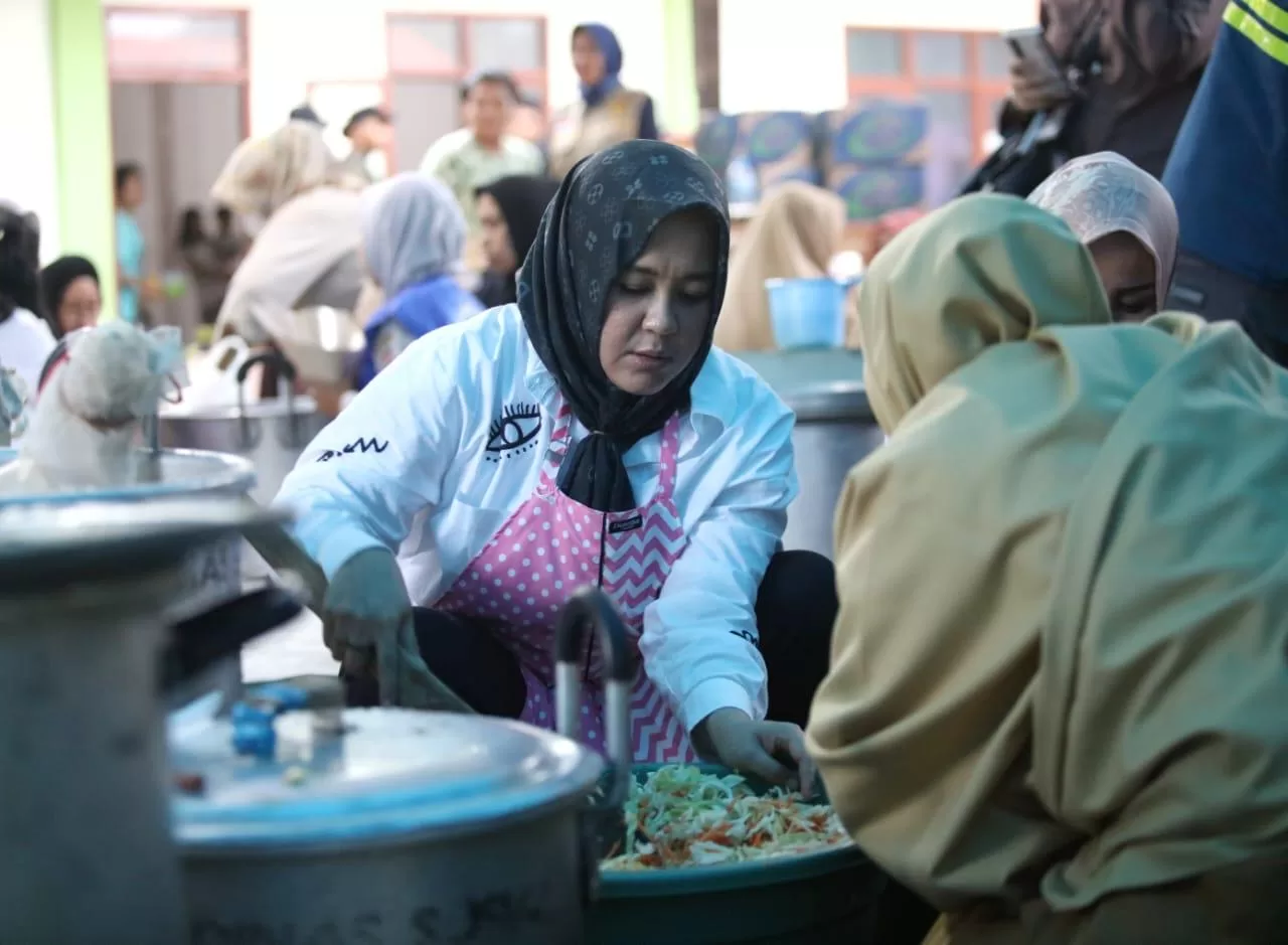 Fatmawati Rusdi Turun Langsung Ke Pengungsian, Masak Makanan Untuk Korban Banjir