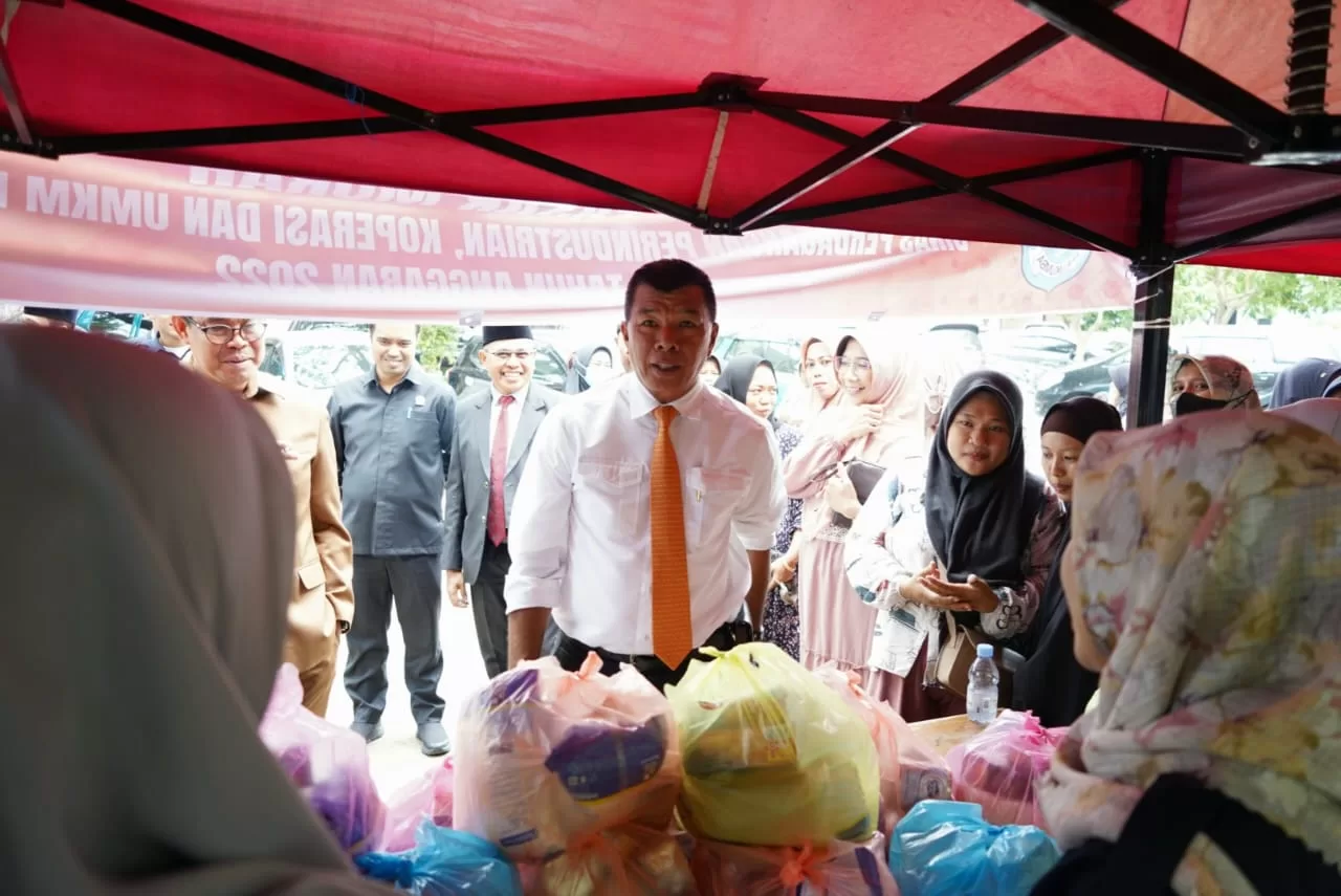 Andi Utta-Patudangi Azis Kompak Borong Paket Pasar Murah dan Bagikan ke Warga