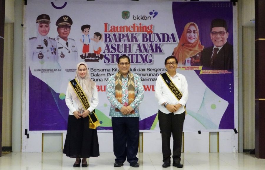Indah – Suaib Resmi Dikukuhkan sebagai Penggerak Program Bapak/Bunda Asuh Anak Stunting