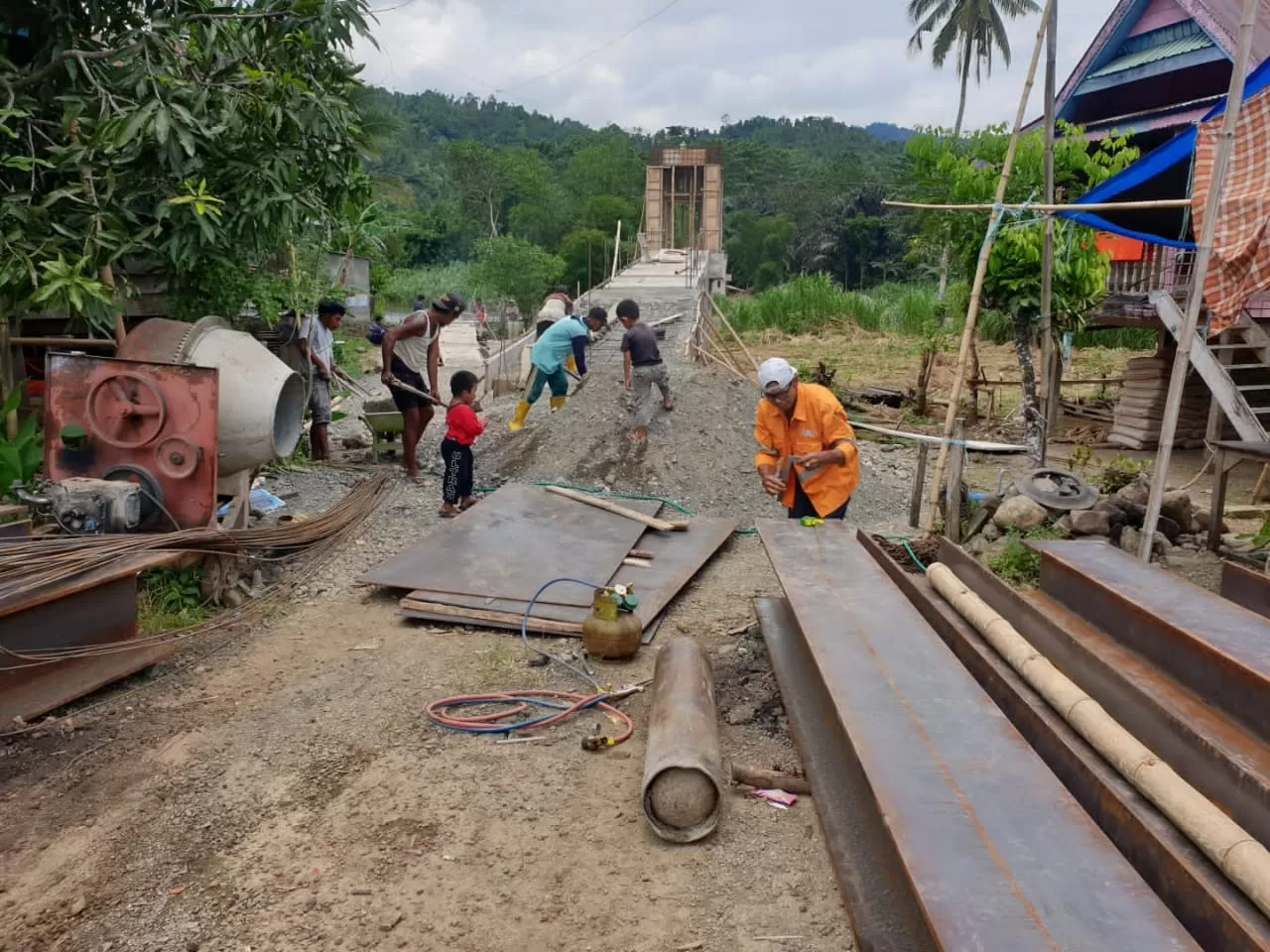 Jembatan penghubung antara Desa Belawae Timur dan Desa Belawae Barat, Kecamatan Pitu Riase, Kabupaten Sidenrang Rappang (Sidrap) melalui Bantuan Keuangan Provinsi TA 2022.