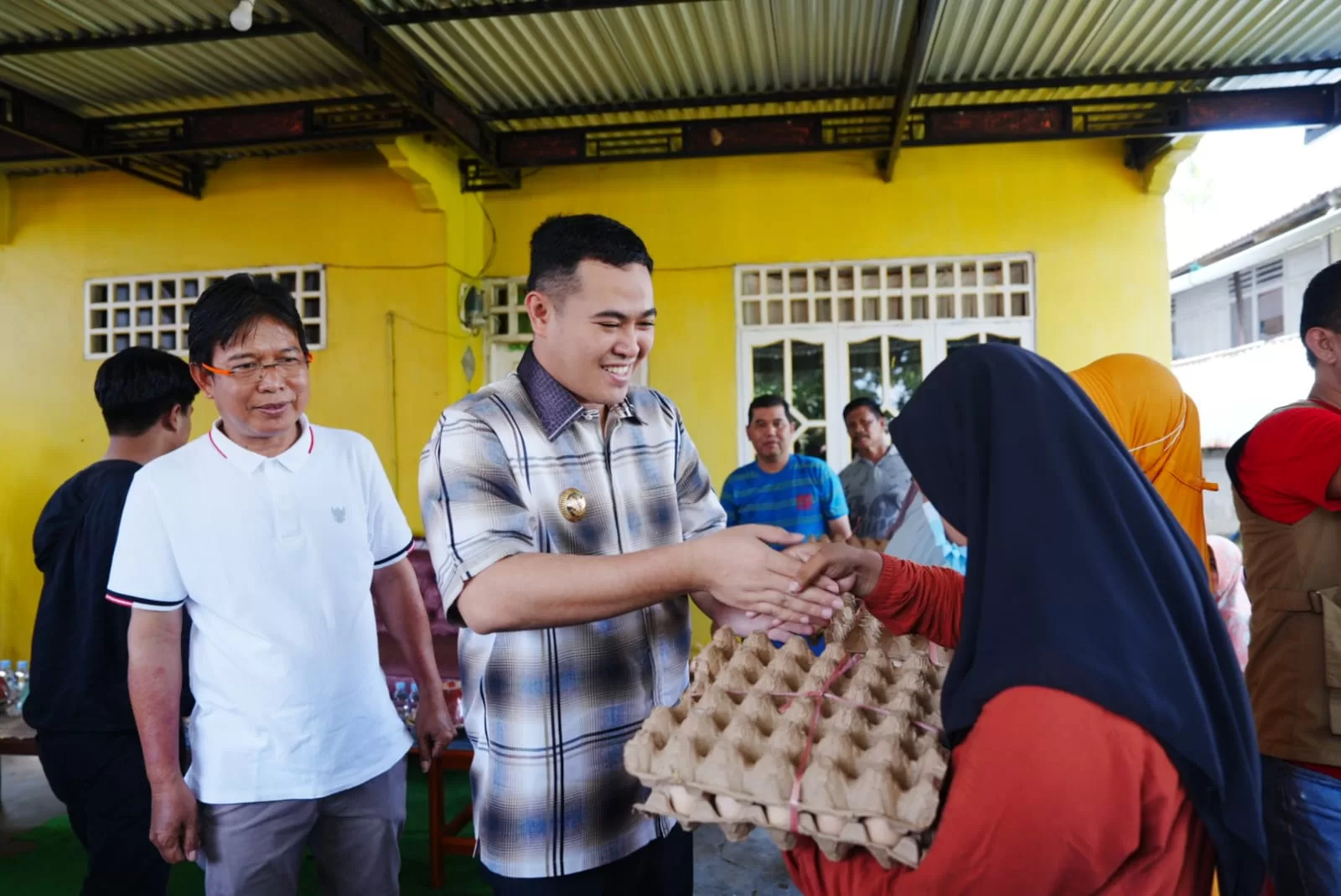 Banjir Pangkep, Bupati MYL Bagikan Bantuan Korban Terdampak
