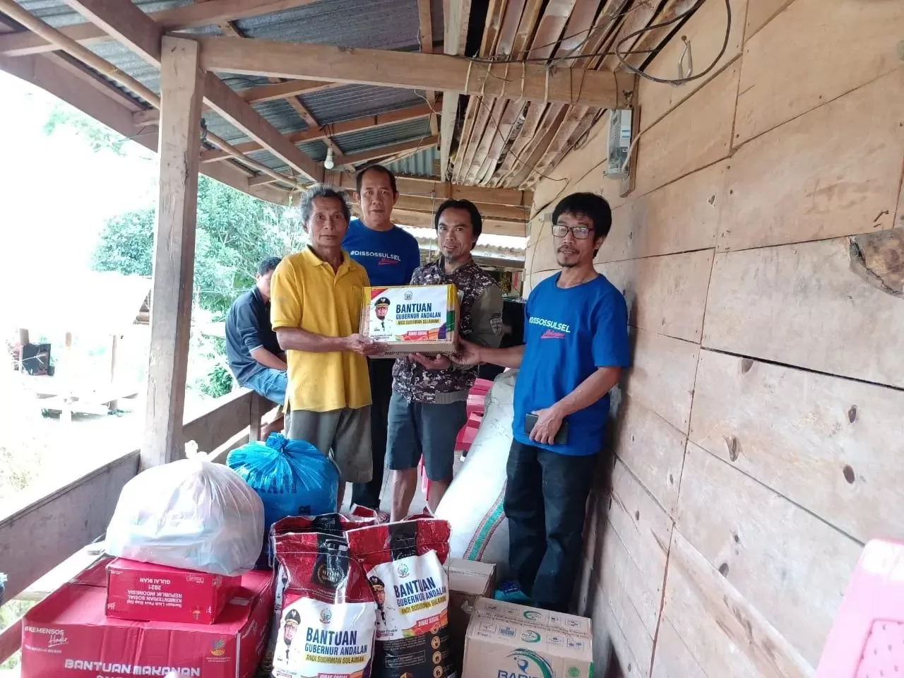 Gubernur Sulsel Salurkan Bantuan Korban Kebakaran dan Angin Puting Beliung di Toraja