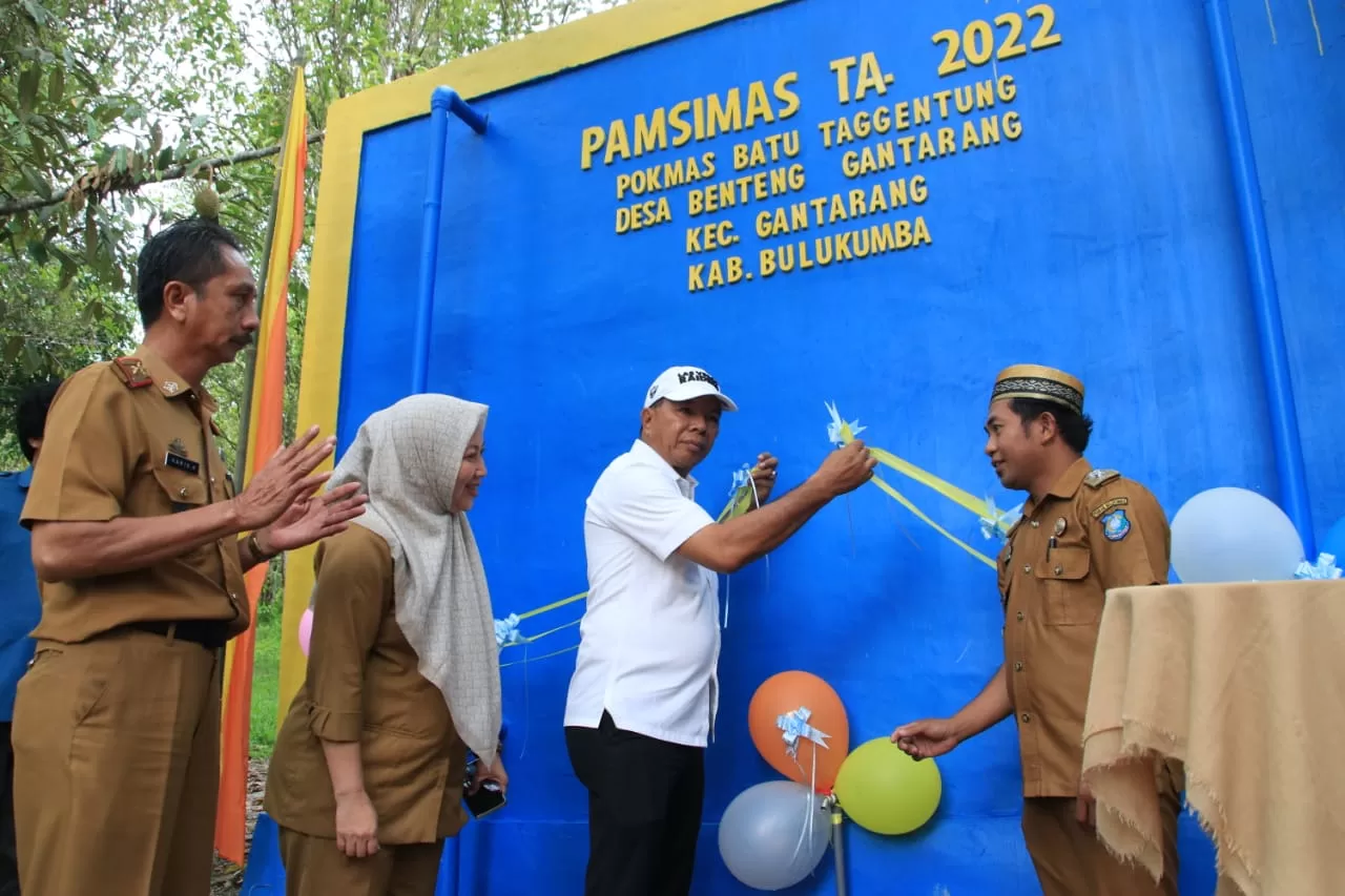 Bupati Andi Muchtar Ali Yusuf saat peresmian Pamsimas di desa Benteng Gantarang