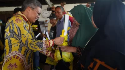 Taufan Pawe Salurkan Sembako untuk Korban Puting Beliung di Barru