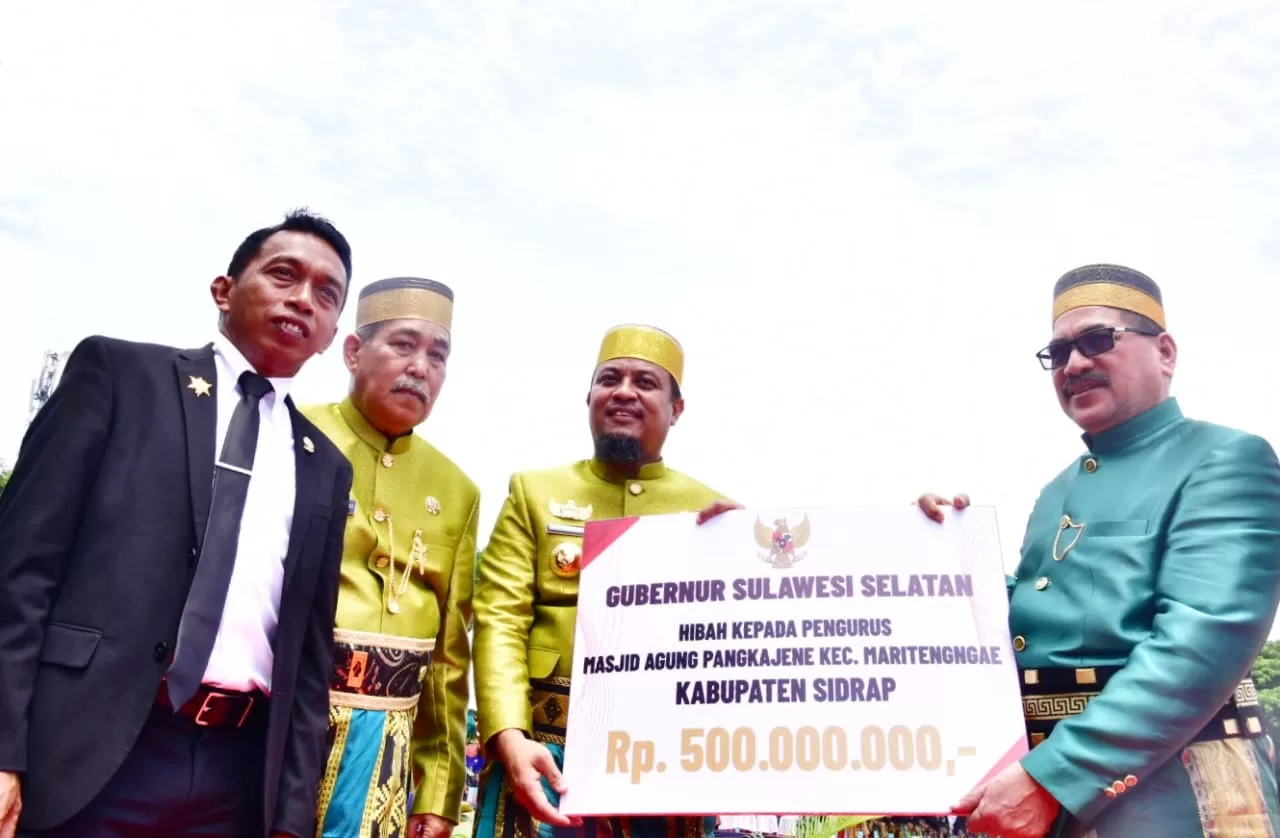 679 Kabupaten Sidrap, Gubernur Sulsel Serahkan Rp 500 Juta Hibah untuk Masjid Agung Sidrap