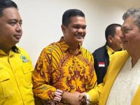 Bupati Bantaeng Terpilih Fathul Fauzy Nurdin bersalaman mantan Ketua Umum Golkar Airlangga