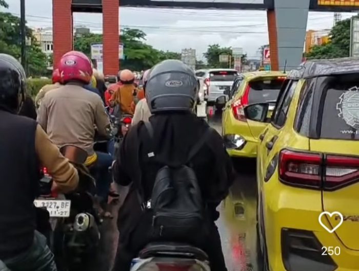 Foto pengendara di jalan hertasning perbatasan Gowa-makassa