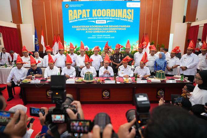 Dua kaninet kerja merah putih
