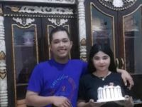 Almarhum Muh Arsyad saat bersama istri Surby Arsyad