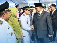 Bupati Kabupaten Dompu, Bambang Firdaus saat bersama Presiden RI Prabowo Subianto, di Istana Negara, Jakarta.