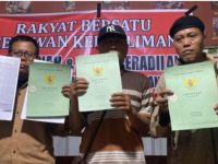 Sejumlah warga yang memiliki Sertifikat Hak Milik (SHM) atas lahan yang dieksekusi di Jalan AP Pettarani, Makassar, mengajukan protes dan meminta perhatian Presiden Prabowo Subianto terkait penggusuran tersebut.