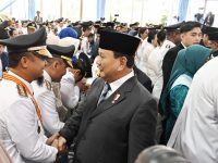 Presiden Republik Indonesia, Prabowo Subianto saat mengucapkan selamat kepada Gubernur Sulsel, Andi Sudirman Sulaiman usai pelantikan serentak.