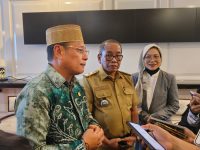 Ketua Komite II DPD RI, Abdul Waris Halid, Asisten II Pemprov Sulsel, dr. Ichsan dan Direktur HBIP Lyli, saat diwawancarai wartawan.