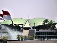 Tampak depan kantor DPR RI.