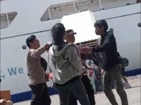 Perwira polisi saat menertibkan pedagang asongan di Pelabuhan Sukarno Hatta Makassar