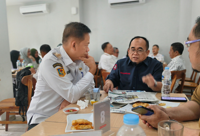 Pj Gubernur Sulsel Prof Fadjry Djufry saat bersama rekan-rekan jurnalis, di Warkop Arnum, Jl. Tupai Makassar.