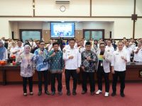 Pj Gubernur Sulsel Prof Fadjry Djufry saat launching program beasiswa gratis untuk anak-anak yatim piatu, kaum duafa dan hafidz alquran.