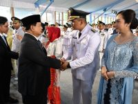 Bupati Bantaeng, Uji Nurdin saat bersama Presiden RI Prabowo Subianto, usai pelantikan.