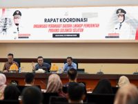 Sekda Pemprov Sulsel, Jufri Rahman saat memimpin rapat koordinasi efisiensi anggaran 2025.