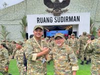 Bupati dan Wakil Bupati Bantaeng, Uji Nurdin dan H. Sahabuddin salam kompak di depan ruang Sudirman, Akmil Magelang.