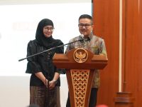Sekda Pemprov Sulsel Jufri Rahman saat bersama Melani Simon.