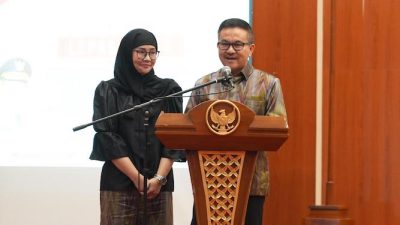 Sekda Pemprov Sulsel Jufri Rahman saat bersama Melani Simon 2