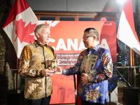 Sekretaris Daerah Provinsi Sulawesi Selatan Jufri Rahman saat bersama Duta Besar Kanada untuk Indonesia, Ambassador Jess Dutton, di Resepsi Friends of Canada, di Hotel Melia, Makassar, Rabu, 26 Februari 2025.