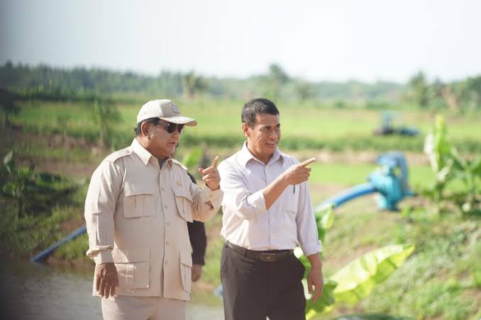 Menteri Pertanian Andi Amran Sulaiman saat meninjau lahan dengan Presiden RI Prabowo Subianto